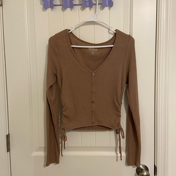 EUC Hollister women’s tan knit baby tee v-neck ruched crop long‎ sleeve top - Picture 1 of 7
